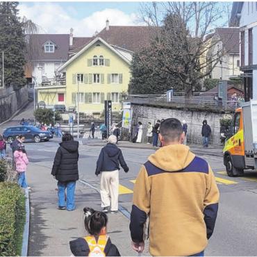 Viele gefährliche Situationen - Speziell zur Mittagszeit wird es auf der Oberdorfstrasse zwischen Gemeindehaus, Bushaltestelle und Schule unübersichtlich. Bild: chh