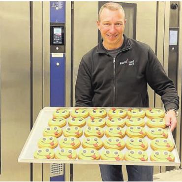 Nach Investitionen fit für die Zukunft - Geschäftsführer Hans-Peter Dick in seiner modernen Bäckerei. Bilder: Walter Minder / zg