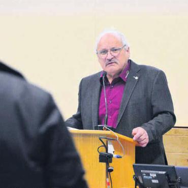 Sicherheit geht vor - Gemeindeammann Peter Keusch hörte den Voten aus der Versammlung aufmerksam zu. Bild: Celeste Blanc