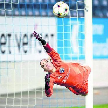 Die Überfliegerin - Laura Schneider im Spiel gegen den FC Basel. Die Freiämterin hat beim FC Luzern einen Stammplatz erobert und stand schon zweimal im Aufgebot des Nationalteams. Ein kometenhafter Aufstieg der 28-Jährigen. Bild: Freshfocus