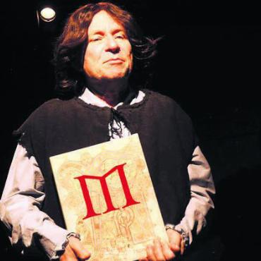 Eine ganz spezielle Rolle - Hans Jörg Gygli in seiner Rolle als «Macbeth»-Erzähler. Bild: zg