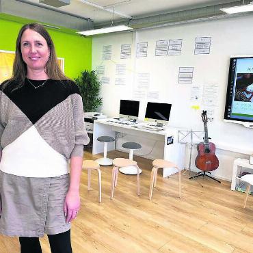 Nerv der Zeit getroffen - Angela Fisch in den Schulräumlichkeiten in Meisterschwanden. Bild: Stefan Sprenger