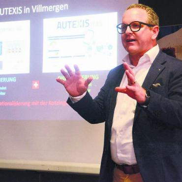 Digital durch den Alltag führen - Philippe Ramseier ist Mehrheitsaktionär und Verwaltungsratspräsident der Autexis. Am Wirtschaftsapéro von FDP, Handwerker- und Gewerbeverein und IG Industrie Allmend stellte er sein Unternehmen vor. Bild: Chregi Hansen