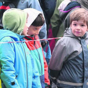 Generationen kommen zusammen - Ungeduldig wartet dieser Suchende auf den Startschuss.