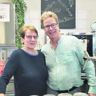 Hoffnung auf einen Kompromiss - Nach 15 Jahren im Vorstand übergibt Benno Schmidli das Ressort Gesellschaftliches und damit auch die Verantwortung für das Restaurant in die Hände von Maria Küng. Als langjährige Stellvertreterin von Schmidli weiss sie bestens Bescheid über die anfallenden Aufgaben. Bild: Chregi Hansen