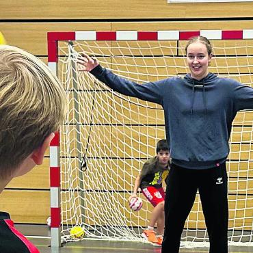 Jeder Schuss kein Tor - Seraina Kuratli steht ins Tor beim Kinderhandball in Wohlen. Bild: spr