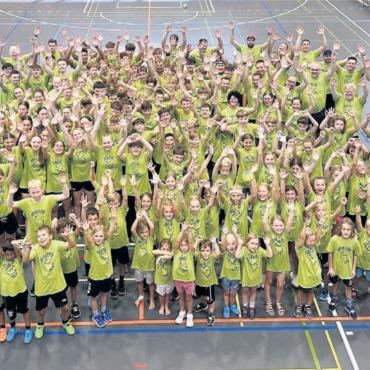 200 fröhliche Kinder - Die rund 300 Mitglieder, die am Vereinsspieltag dabei waren. Bild: spr