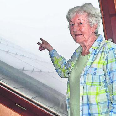 Galionsfigur für Polit-Frauen - Teil der Energiewende: Ursula Mauch zeigt das Dach ihres Hauses, das Sonnenstrom für die Wärmepumpe generiert. Bild: Thomas Stöckli
