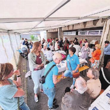 Mit zwei PS durchs Dorf - Der Apéro bot die beste Gelegenheit, sich ungezwungen kennenzulernen. Bild: zg