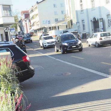 Autos den Kampf angesagt - Zu den Stosszeiten dominieren Autos das Wohler Dorfbild. Geht es nach dem Willen des Gemeinderates, soll sich das ändern. Strassen sollen ihre trennende Wirkung verlieren und allen Verkehrsteilnehmern dienen. Bild: Archiv