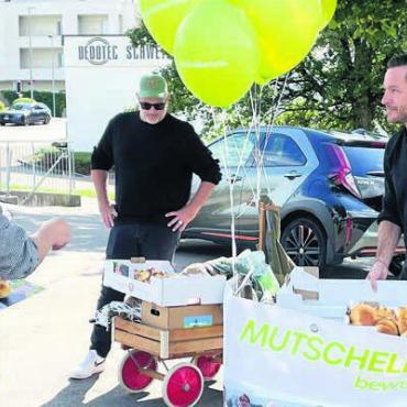 Mutschli als Eisbrecher - Lukas Huber (rechts) ist der Spitzenkandidat für den Nationalrat Bild: zg
