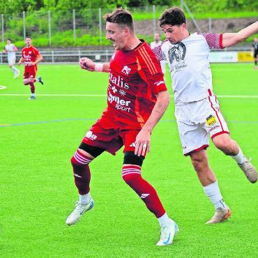 Muri weiter unter Zugzwang - Radovan Radevic (links) brachte dem FC Muri mit seinem Tor zumindest einen Punkt. Bild: Stefan Hotz