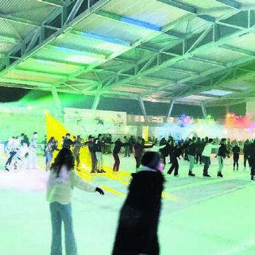 Verein für Gross und Klein - Für die Bevölkerung ist die Eisdisco im Schüwo-Park immer wieder ein Highlight. Bilder: zg
