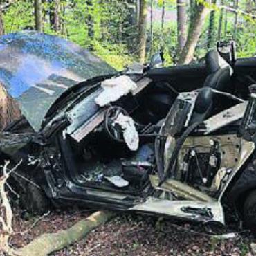 Beim Überholen verunfallt - Das Fahrzeug prallte heftig gegen zwei Bäume. Bild: pz
