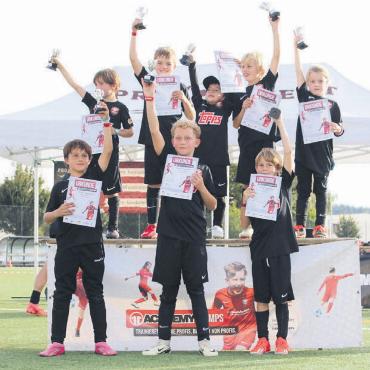 Fairplay stand im Vordergrund - Zum Abschluss des Camps wurden jede Menge Pokale verteilt. Bild: zg