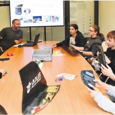 «Das klingt doch cool» - Im Sitzungszimmer der Connova AG  sie entstand aus der Brühlmeier Modellbau AG  wurde den Oberstufenschülerinnen und Oberstufenschülern der Beruf des Formenbauers und des Formentechnikers nähergebracht. Danach folgte noch ein Rundgang durch den Betrieb. Bilder: Daniel Marti