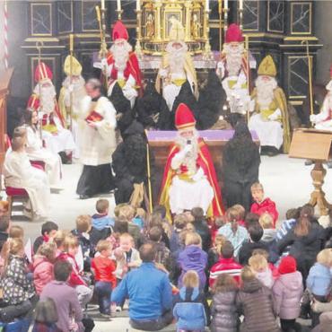 Seit hundert Jahren Samichlausen in Bremgarten? - Kindergerechter Start ins Samichlausen in der Stadtkirche: Noch scheinen die Schmutzli bedrohlich schwarz, so schrecklich sind sie aber nicht. Bild: Helen Stierli