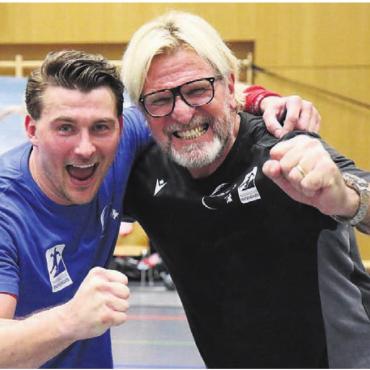 Die Freundinnen jubeln - Spielmacher Amer Zildzic (links) und Trainer Alex Milosevic.