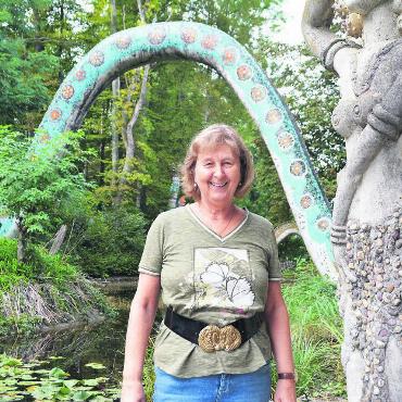Eine ganz andere Welt - Daniela Krucker im Bruno-Weber-Park. Hier taucht sie mit Besucherinnen und Besucher in die Welt des Künstlers ein. Bild: Annemarie Keusch