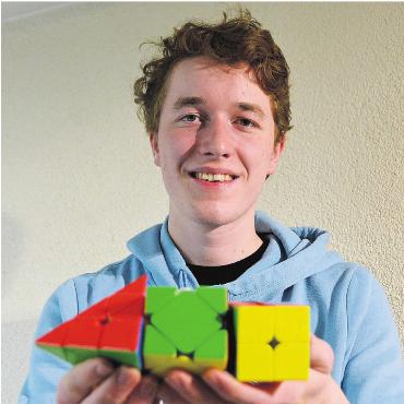 Immer schneller und schneller - Drei von vielen Würfeln, an denen Daniel Brem quasi täglich übt. «Es macht einfach Spass», sagt der 17-Jährige. Bild: Annemarie Keusch