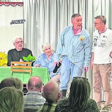 Machen Männer unglücklich? - Viel los auf dem Hof der Huber-Schwestern (von links): Onkel Xaver (Adi Paniz), Anna Haller (Esthi Horat), der Pfarrer (Beat Walter), Pfarrköchin Aloisia (Vreni Hufschmid), Sepp Bürli (Jos Baumgartner), Markus vom Fremdenverkehrsverein (Rolf Mettier), Fränzi Haller (Irma Meier), Hanni Haller (Maro Battaglia). Bild: Britta Müller