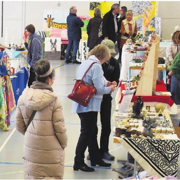 Die grosse Gemeinschaft leben - Der letzte Adventsmarkt stiess auf grosses Interesse. Bild: zg