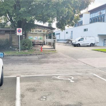 In die Sicherheit investieren - Der Parkplatz beim Feuerwehrmagazin wird auch von vielen Elterntaxis genutzt. Da es keine Abgrenzung gibt zum Schulweg, auf dem die Kinder unterwegs sind, kommt es immer wieder zu gefährlichen Situationen. Bild: Chregi Hansen