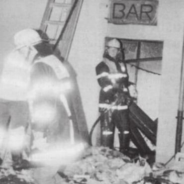 In Muri brennen nicht nur die Kerzen - Grosseinsatz beim Restaurant Lindenberg in Muri: Die Löscharbeiten im historischen Holzdachstuhl erweisen sich als aufwendig. Der Schaden ist enorm. Bild: Archiv