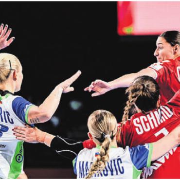 Was bleibt, ist ganz viel Stolz - Die EM ist vorbei. Daphne Gautschi (rechts) gegen Slowenien. Bild: Freshfocus