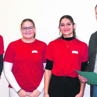 Gemeinderat macht Hoffnungen - Gemeinderat Roland Vogt nimmt die Anliegen vom neuen Präsidium des Jugendrates in Empfang (v. l.): Lars Gutknecht, Leonie Waldner und Sana Wazir. Bild: Daniel Marti