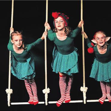 Skelette und Osterhasen - Den Abschluss des Programms machen die Weihnachtselfen auf dem Trapez. Bilder: Gianna Schläpfer
