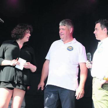 Tapfer der Hitze getrotzt - Sie führten gemeinsam durch die Eröffnung: Moderatorin Patty Basler mit den beiden Gemeinderäten Magnus Döbeli (Mitte) und Fabian Kallen.