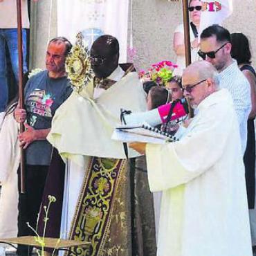 Endlich wieder Prozession - Die Gläubigen der Pfarrei und der Missione Cattolica Italiana feierten zusammen eine Fronleichnamsprozession. Bild: zg