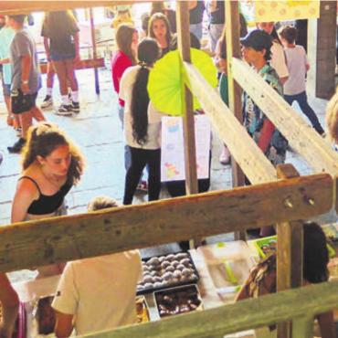 Bunte Ausstellung von kreativen Kunstwerken - Bereits bei früheren Austragungen des Bünzi-Märts herrschte jeweils ein reges Treiben. Bild: zg