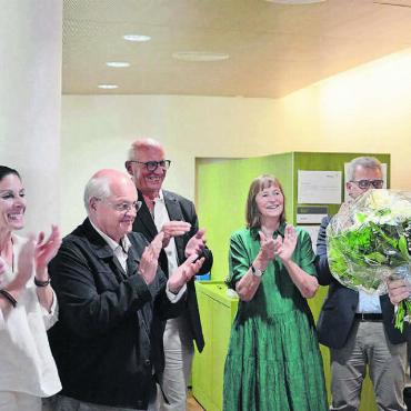Vieles neu macht der Mai - Standing Ovations für den abtretenden Geschäftsleiter Marcel Lanz. Auch der Vorstand mit René Koch, Nadia Cutri, Andrea Duschén, Christian Müller, Maria Oberholzer und Hans Hertig (von links) applaudierten dem neuen Ehrenmitglied. Nicht im Bild die abtretende Präsidentin Marianne Piffaretti und ihr Nachfolger Urs Meier. Bild: Chregi Hansen