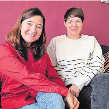 Zwischen Politik und Vereinsleben - Jacqueline Bedo (links) hat vor einem Jahr das Präsidium von Läbigs Bremgarte übernommen. Gemeinsam mit Vorstandskollegin Anita Köchli (r.) hat sie viel Neues angepackt und aufgegleist. Bild: Marco Huwyler