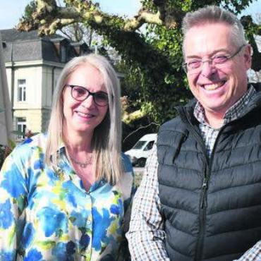 Lions Club zeigt viel Herz - Freuen sich auf die Flohmarkt-Premiere: Brigitte Veil, Präsidentin Lions Club Bremgarten-Reusstal, und Marc Läuffer. Bild: dm