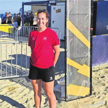 Viel vor im Sand - Francine Biffiger ist engagiert, egal was sie anpackt. Die 24-jährige Ex-NLA-Spielerin will den Beachhandball in der Region populärer machen. Bilder: zg