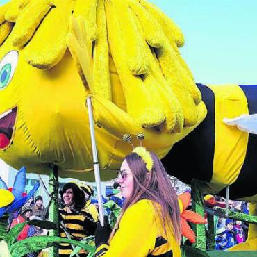 Da möchte man wieder Kind sein - Die Biene Maja flog am Sonntag durchs Dorf. Begleitet von ganz vielen weiteren Bienen.