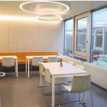 Weg zurück in den Alltag - Aus dem Storchencafé wurde ein Aufenthaltsraum, den die Patientinnen und Patienten unter anderem für Spiele nutzen können.