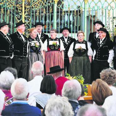 Heimatgefühle wecken - Die Dottiker Jodler (hier bei ihrem Auftritt in der Verenakirche Zurzach) freuen sich auf die Messe in Tägerig. Bild: Alpenrose, Claude Sunier