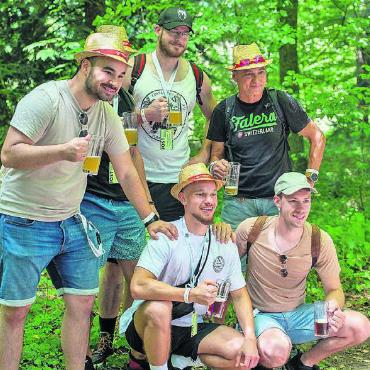 Gemeinsam unterwegs - Ein Bild als Andenken: Ganz viele Teilnehmende kamen in Gruppen. Schliesslich steht Bier auch für Geselligkeit. Bilder: sh