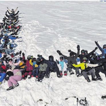 Grüsse aus dem Schnee - L wie lässig: Die Schülerinnen und Schüler haben in Scuol sichtlich Spass. Bild: zg