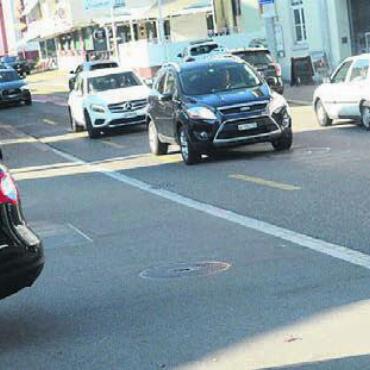 Der Verkehr soll fliessen - Das Zentrum von Wohlen ist regelmässig überlastet. Der neue KGV setzt zwar stark auf Fuss-, Velo- und öffentlichen Verkehr, soll aber auch dazu beitragen, dass auch der motorisierte Verkehr wieder flüssiger vorankommt. Bild: Archiv
