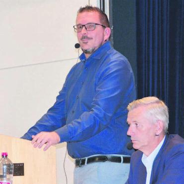 Schule platzt aus allen Nähten - Der ressortverantwortliche Gemeinderat Reto Knecht (links) und Gemeindeammann Daniel Stark zeigen der interessierten Bevölkerung die Schulraumproblematik und deren Lösungsvorschläge auf. Bild: Sabrina Salm