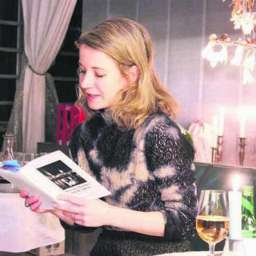 Lesung im intimen Rahmen - Seraina Kobler las aus ihrem neuen Buch «Nachtschatten», dem zweiten Fall von Seepolizistin Rosa Zambrano. Die Autorin fühlte sich sehr wohl an diesem ungewöhnlichen Auftrittsort.