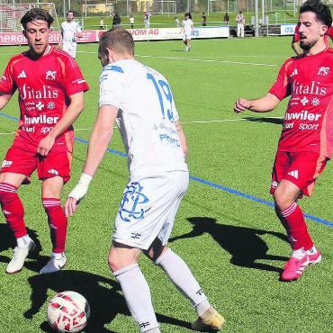 Aufwärtstrend abrupt gestoppt - Luca Passerini (links) und Miguel Ferreira versuchen die Tessiner Offensivbemühungen zu unterbinden. Bild: pf