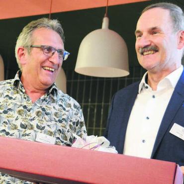 Der Bau-Chef sagt Adieu - Ihn lässt der Verein nur ungern ziehen: Präsident Mike Lauper (rechts) verabschiedet an der Mitgliederversammlung das langjährige Vorstandsmitglied Stefan Studerus. Bild: Chregi Hansen