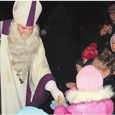 Mit Schirm und Charme - Bei den Kids war der Samichlaus wie immer der grosse Star.