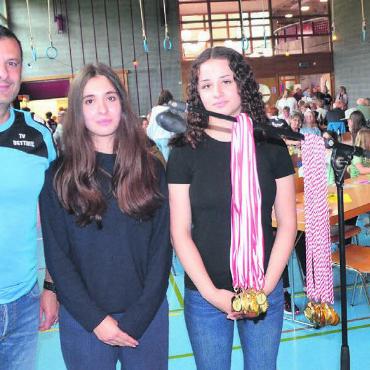 Als Dorf zusammenrücken - Bereit für die Rangverkündigung des Sprintwettkampfs. Von links: Marc Evangelista, Turner-Präsident und Fest-Organisator in der Kulturkommission, mit seinen Assistentinnen Anna Evangelista und Larina Leisibach. Bilder: Thomas Stöckli